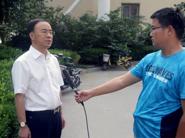 山東天意機械董事長劉洪彬作為基層共產(chǎn)黨員，今天接受了當(dāng)?shù)赜浾叩牟稍L