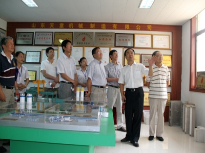 2012.7.28日山東天意兩項(xiàng)科技成果鑒定順利通過，北京領(lǐng)導(dǎo)專家，到我公司參觀指導(dǎo)