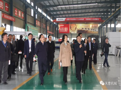 濟(jì)寧市委常委、組織部部長孔凡萍帶領(lǐng)全市“兩新”組織黨建工作現(xiàn)場觀摩團(tuán)蒞臨天意機(jī)械調(diào)研指導(dǎo)